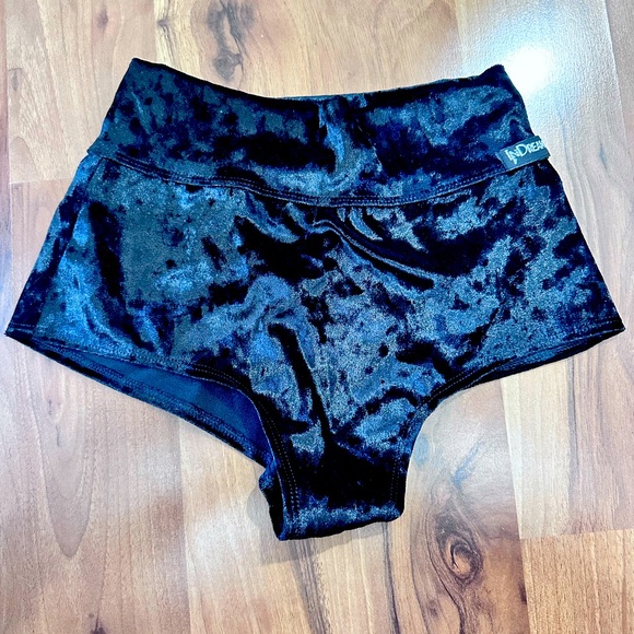 High-Waisted Velvet Marble Booty Shorts for Pole Dance - Black with Heart Design - Picture 5 of 6